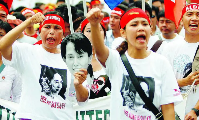Il mondo grida: «Liberate subito San Suu Kyi»