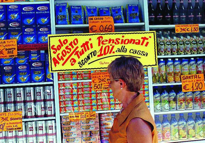 Il Comune: «A Ferragosto aperto un negozio su cinque»