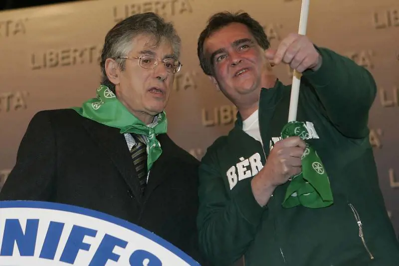 Bossi: "Con Calderoli in Vaticano per  chiarire"