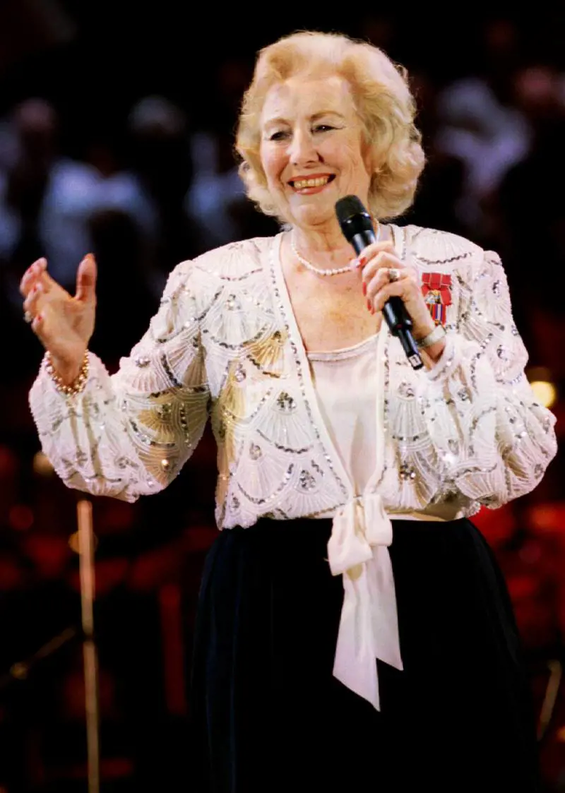 La nonna batte gli U2 Vera Lynn a 92 anni regina della hit parade