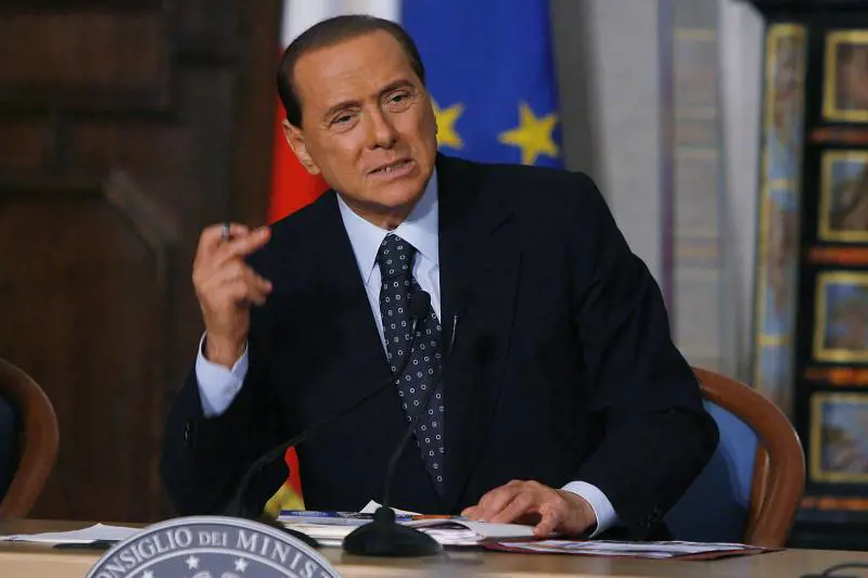 Il premier: vogliono aggredire il mio patrimonio 
Pdl: "In piazza contro le manovre di palazzo"