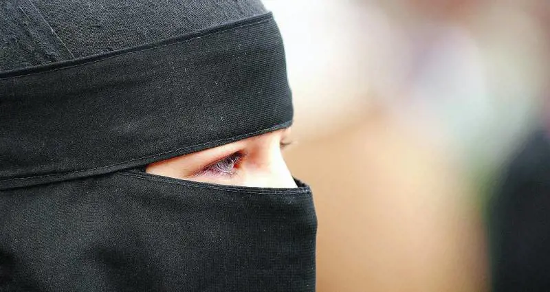 Tortura i familiari per obbligarli a pregare