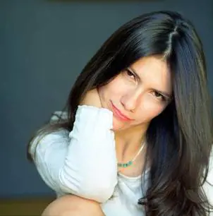 Fiocco rosa per la cantante Elisa