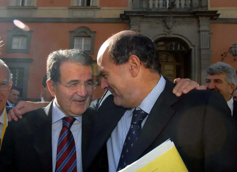 La sapete l'ultima? Ora Bersani rispolvera Prodi 
E Rutelli lascia: "Per noi un tragitto differente"