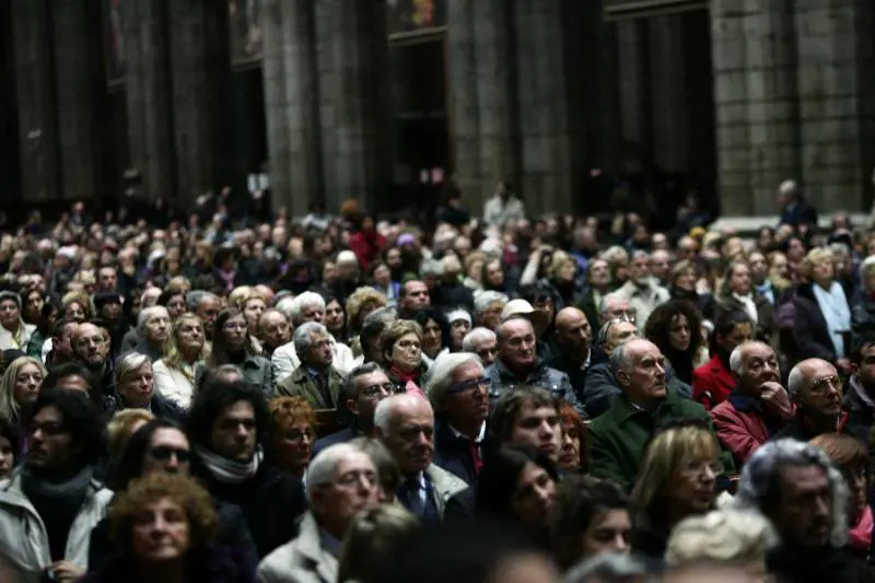Milanesi in fila per l’ultimo saluto alla loro poetessa