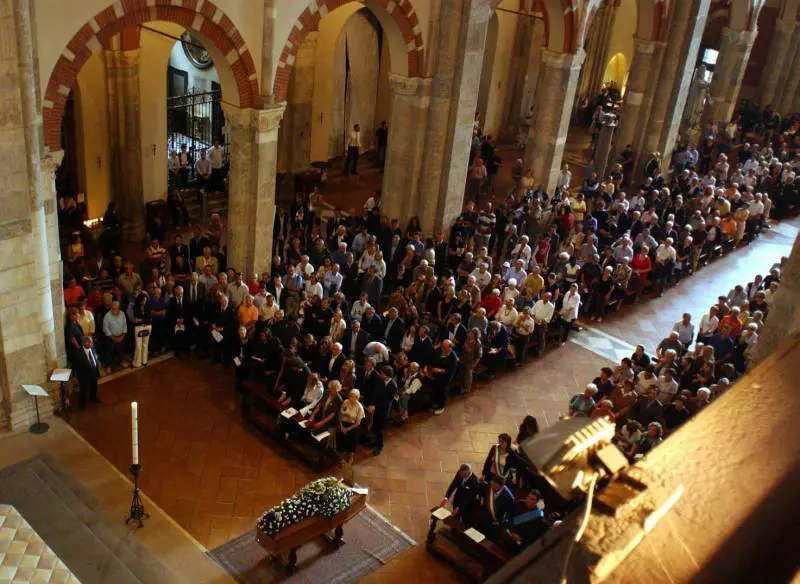 Funerali, stop ai ricordi degli amici a parlare sarà soltanto il sacerdote