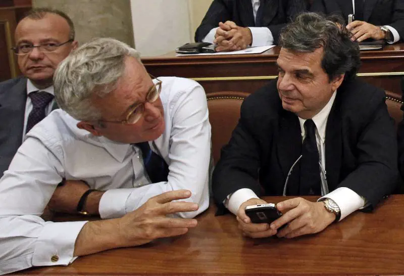 Brunetta attacca Giulio. Tutto il partito lo zittisce