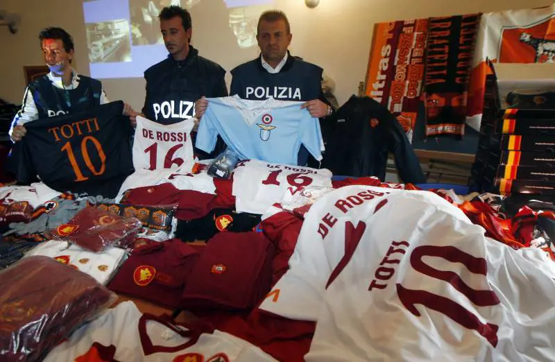 Sequestratati migliaia di capi  sportivi contraffatti: al top la maglia di Totti