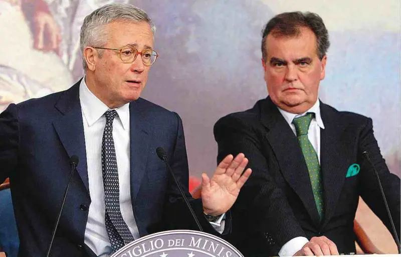 La casta evita la scure: salva 
le poltrone e non taglia gli stipendi