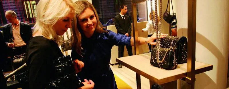 Il cliente che «spia» le commesse e garantisce lo shopping di qualità