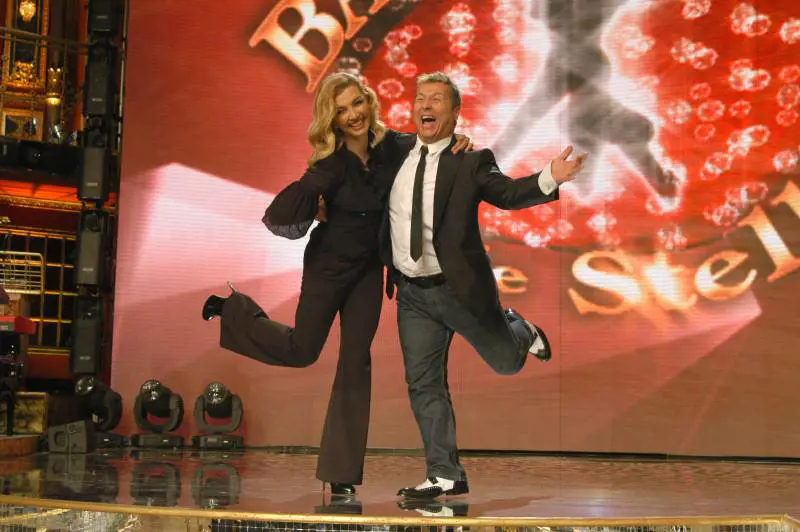 Riecco «Ballando con le stelle» Carl Lewis dà sprint all’esordio