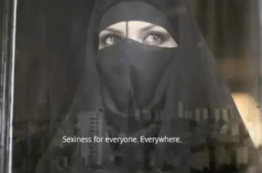 Berlino, islamici furiosi: 
in tv spunta il sexy niqab