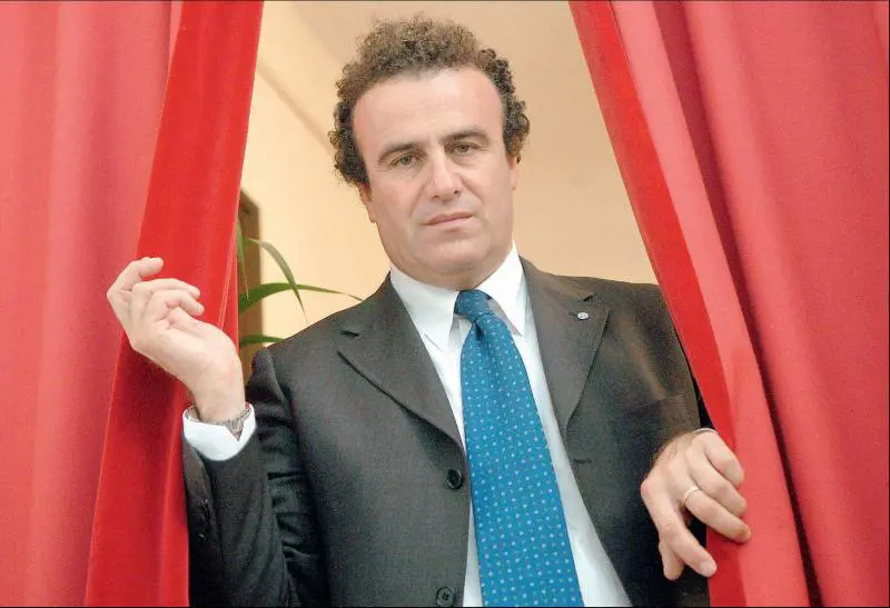 Finiano con la patente viola di antiberlusconiano