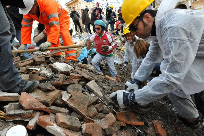 L'Aquila, protesta delle carriole nella zona rossa