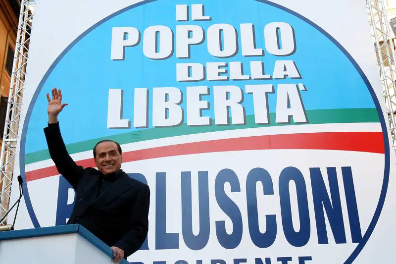 Berlusconi: "La sinistra incita all'odio"