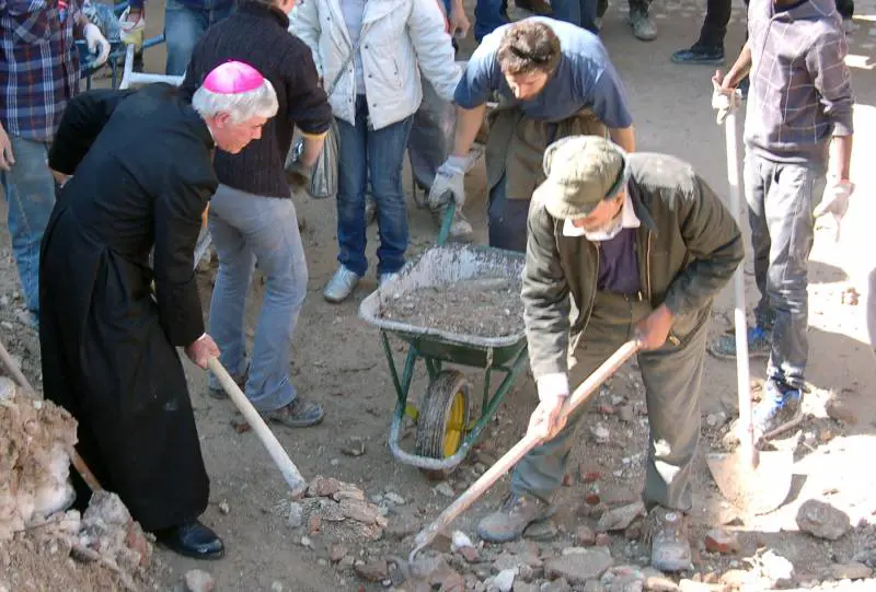 Cercano voti tra le macerie. Invece di rimuoverle
