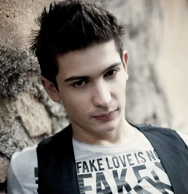 Pierdavide Carone: "Da casellante a cantautore. E vendo più dischi di tutti"