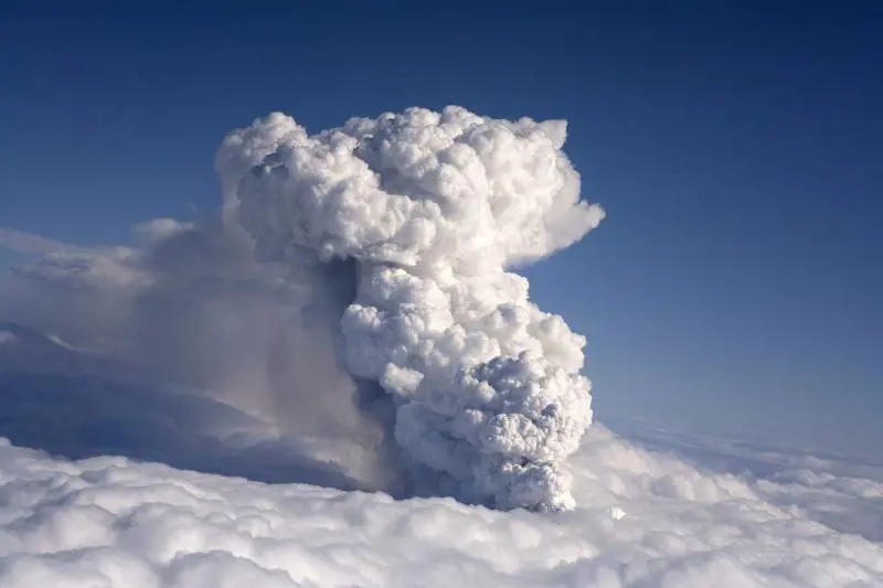 Erutta vulcano in Islanda: 
la cenere blocca gli scali 
Stop ai voli per due giorni