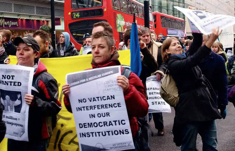 In Occidente cristiani sotto attacco