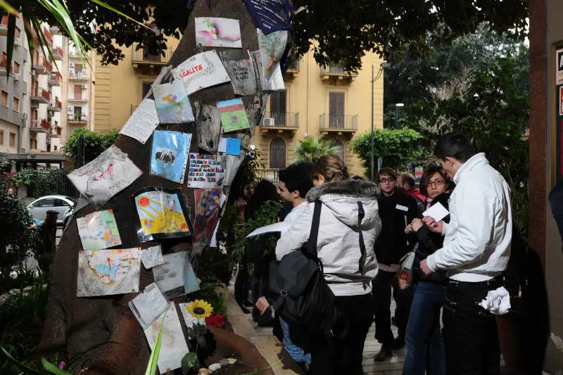 Sicilia, albero di Falcone: 
rubati messaggi e foto 
Schifani: offesa Palermo