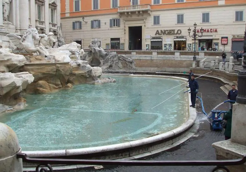 Fontana di Trevi, 700mila euro l’anno