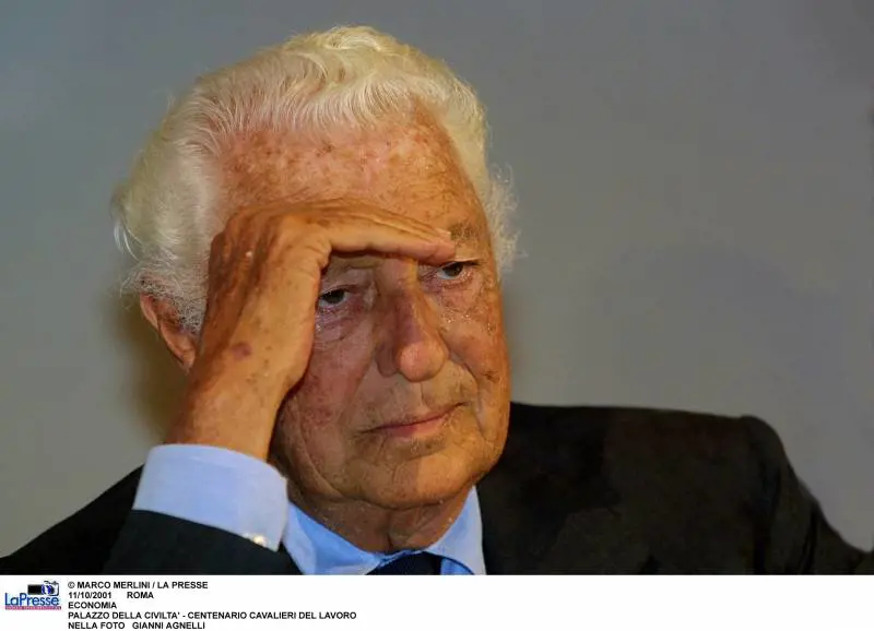 Mediaset "brucia" la Rai sugli Agnelli