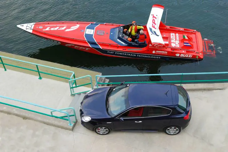 Supermotori su strada e in mare
