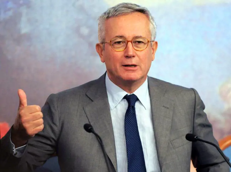 Taglio agli stipendi di ministri e superburocrati