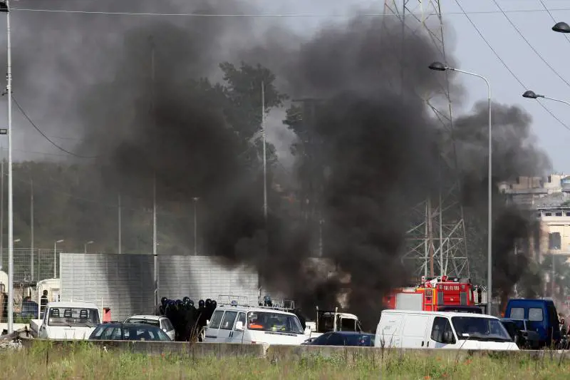 Rom all’attacco: 25 agenti feriti, campo a fuoco