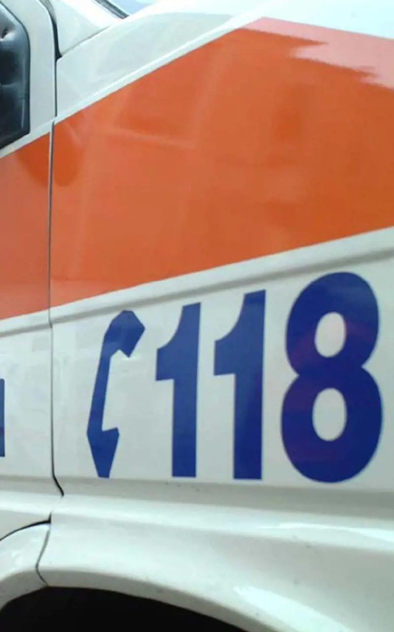 Stanno per sfrattarla: si getta dalla finestra e finisce sullautostrada