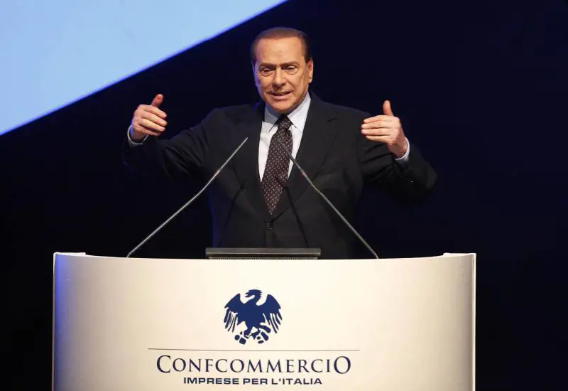 Il premier: "Dimezziamo i politici"