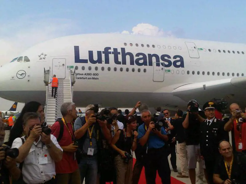 Malpensa: atterra l'Airbus A-380, è il "super jumbo" europeo dei cieli