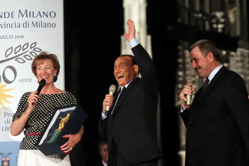 Berlusconi premiato: "Il governo è laborioso 
Intercettazioni, penso che ce la faremo"