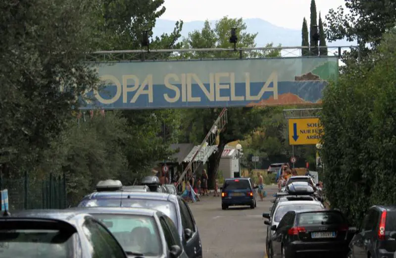 Maltempo, albero cade 
su una tenda: grave 
una ragazza di 16 anni