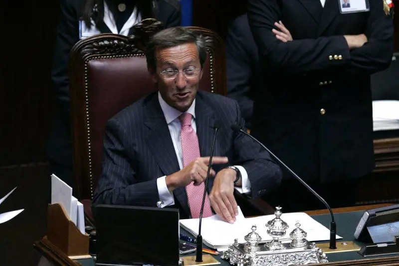 Il Pdl: "E' incompatibile". Ma Fini non si schioda