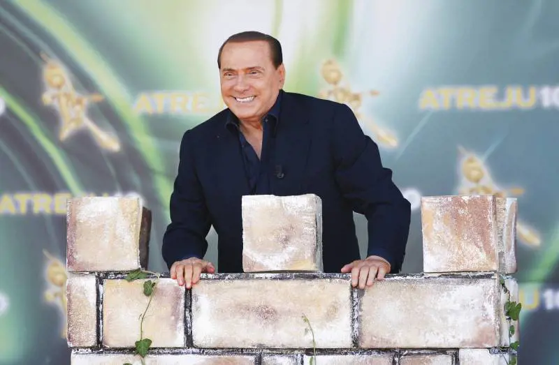 Dal ritorno di Hitler al gioco della torre, Silvio strappa applausi e risate