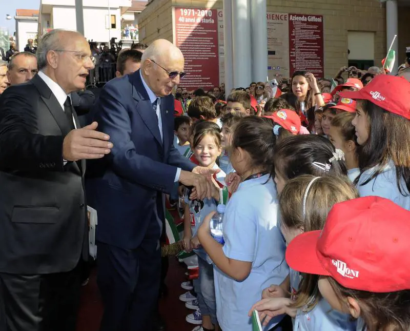 Politica, il Colle: serve rilancio morale e culturale 
Sulla scuola: "Più risorse, incoraggiare il merito"