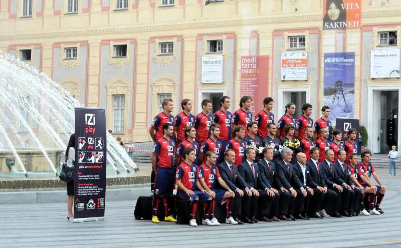 Lo staff del Genoa  si mette in posa davanti alla fontana