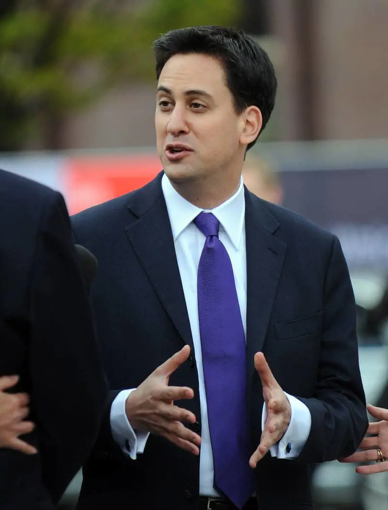 Gb, Labour più a sinistra: Ed Miliband 
batte il fratello David e vince le primarie