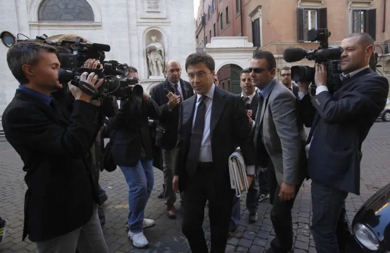 Bossi a Napolitano: "Azzardo il governo tecnico" 
E Berlusconi agli ex An: "Toni bassi per tregua"