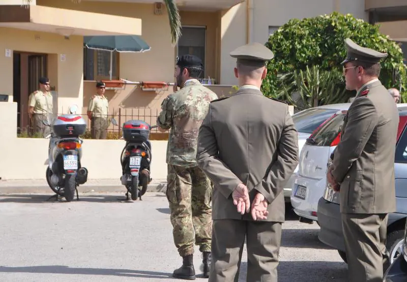 Il caporale su Facebook: "Meglio morire in piedi"