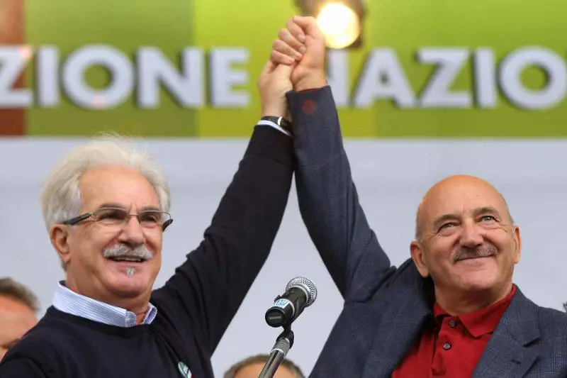 Adesso i vampiri del Pd sfilano contro le tasse 
E Bersani insiste: "Serve governo di transizione"