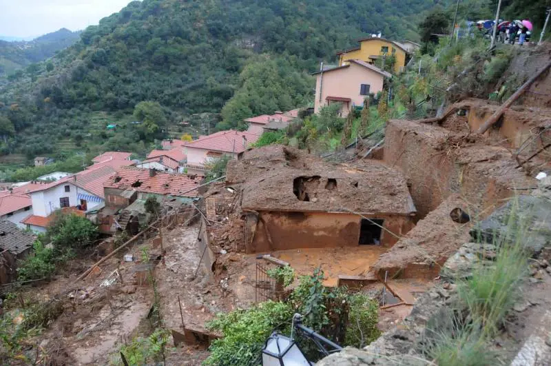 Mamma e figlio morti abbracciati. Inghiottiti dal fango davanti alla tv