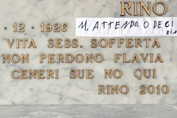 Epitaffio choc del vedovo:  
"Non seppellitemi con mia moglie"