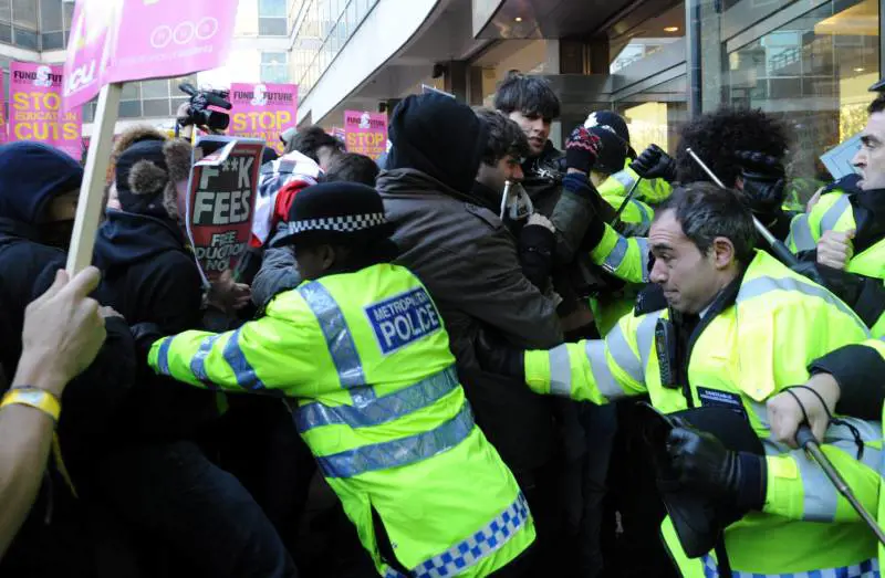 Gb, proteste universitari 
Occupata la sede dei Tory 
Tafferugli con la polizia