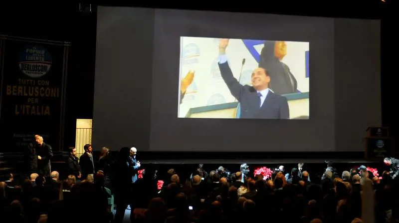 Bondi: "Così Fini vuol impedire ogni dialogo" 
Berlusconi, pronto il piano per il dopo voto