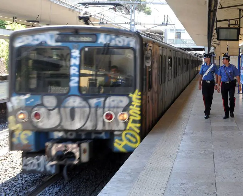 Roma, writers bloccano 
e imbrattano un treno