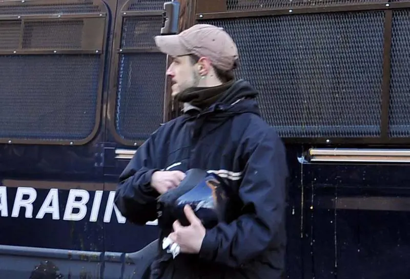 L' "infiltrato" armato di casco? Un pizzaiolo precario