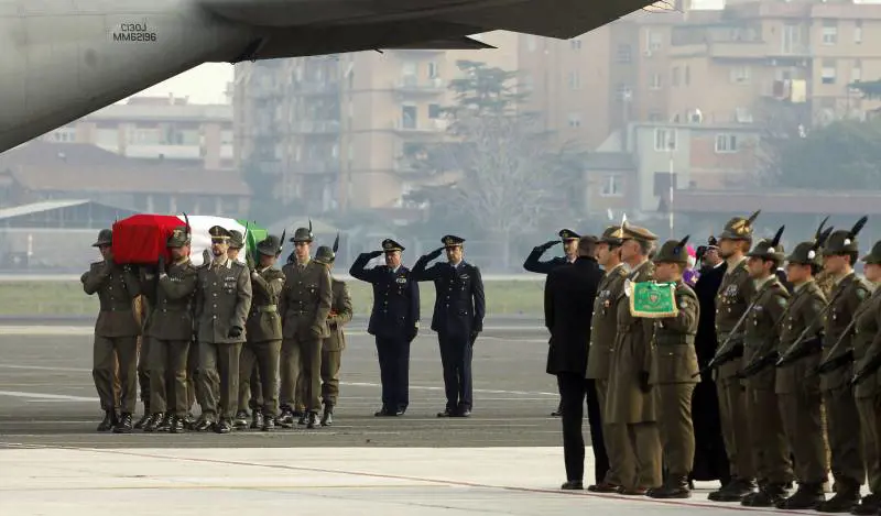 Funerali a Roma, ultimo saluto all'alpino Miotto  
Il padre: "Ora mi dicano come è morto Matteo"