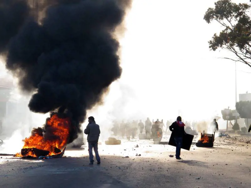 Paura tra gli italiani in Tunisia: "Assediati da roghi e saccheggi"